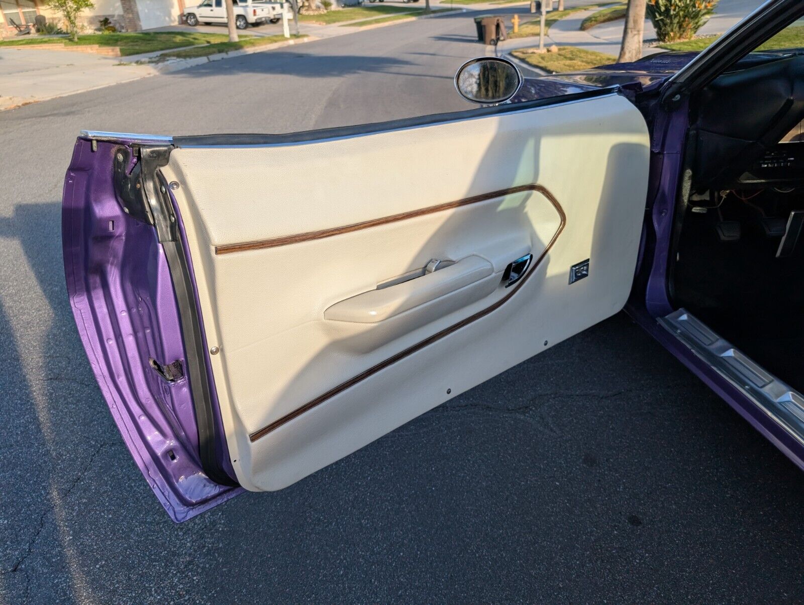 Plymouth-Barracuda-Coupe-1970-Purple-White-164153-10