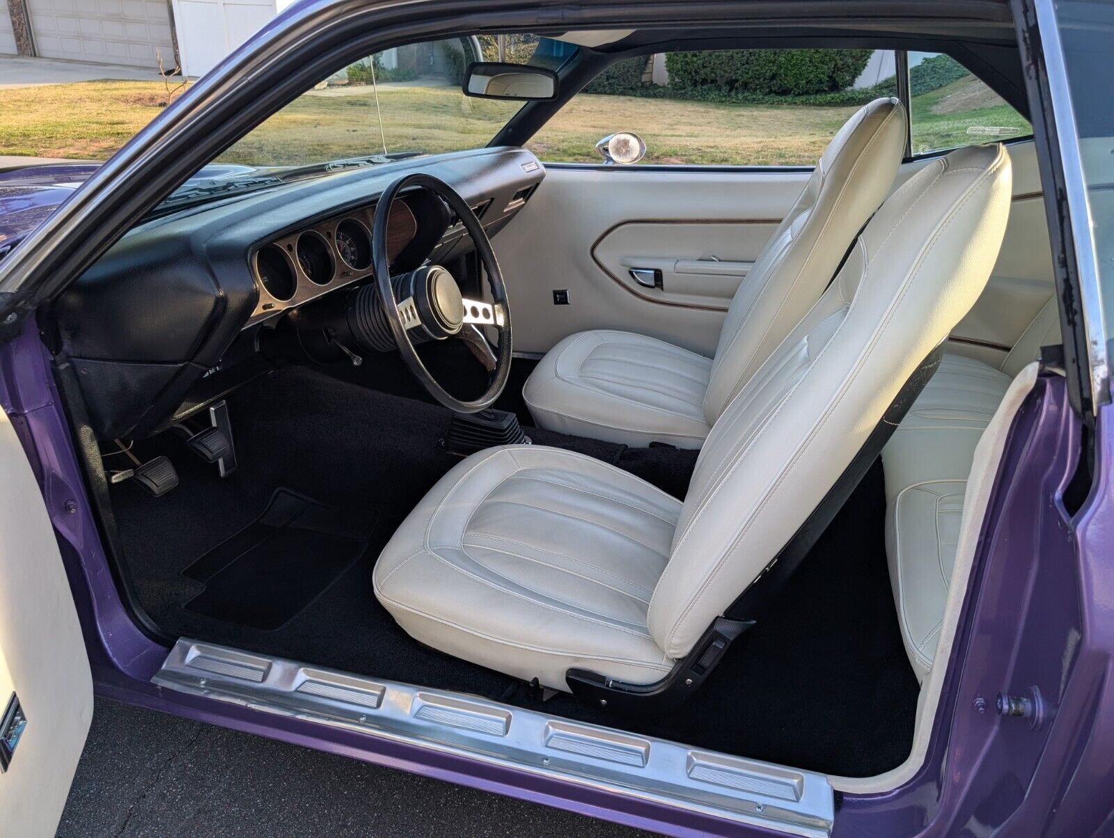 Plymouth-Barracuda-Coupe-1970-Purple-White-164153-11