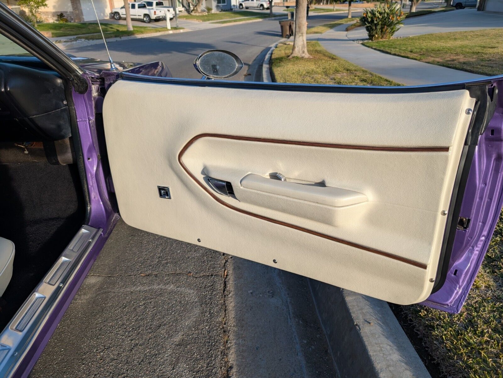 Plymouth-Barracuda-Coupe-1970-Purple-White-164153-12