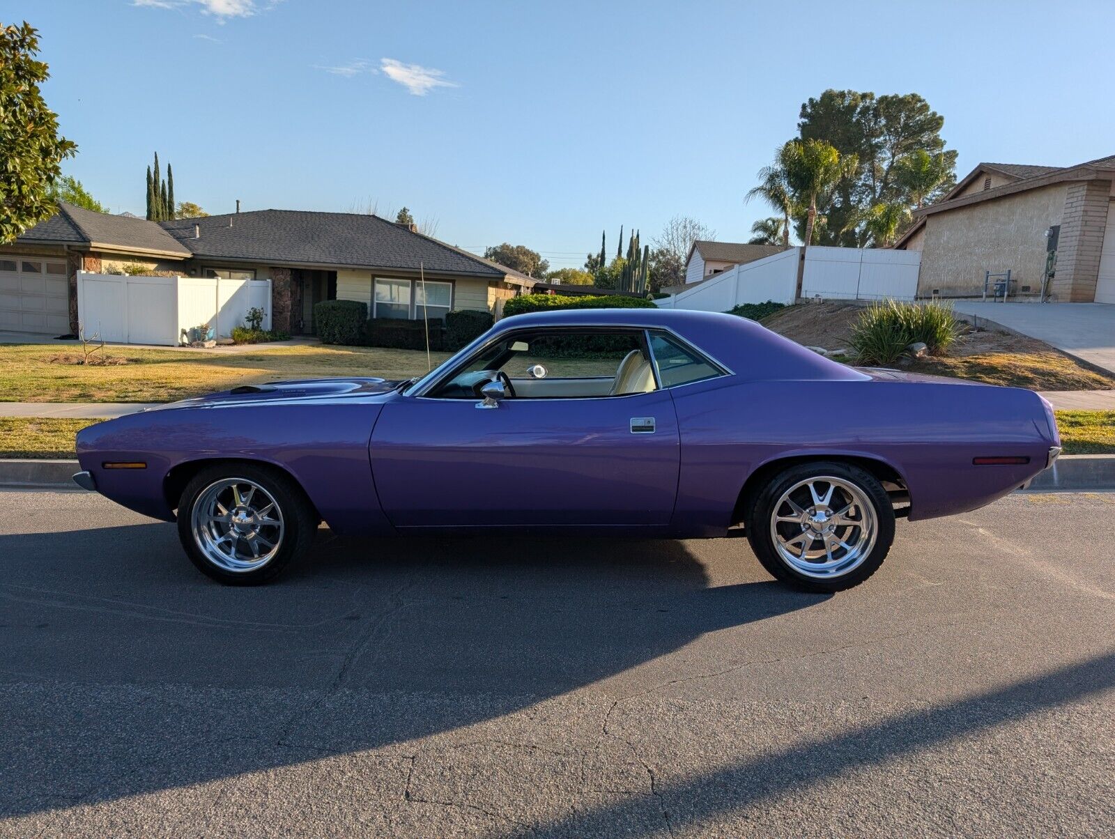 Plymouth-Barracuda-Coupe-1970-Purple-White-164153-2