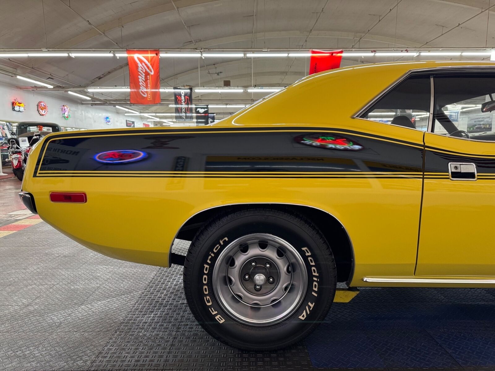 Plymouth-Cuda-1973-Yellow-Black-159938-23