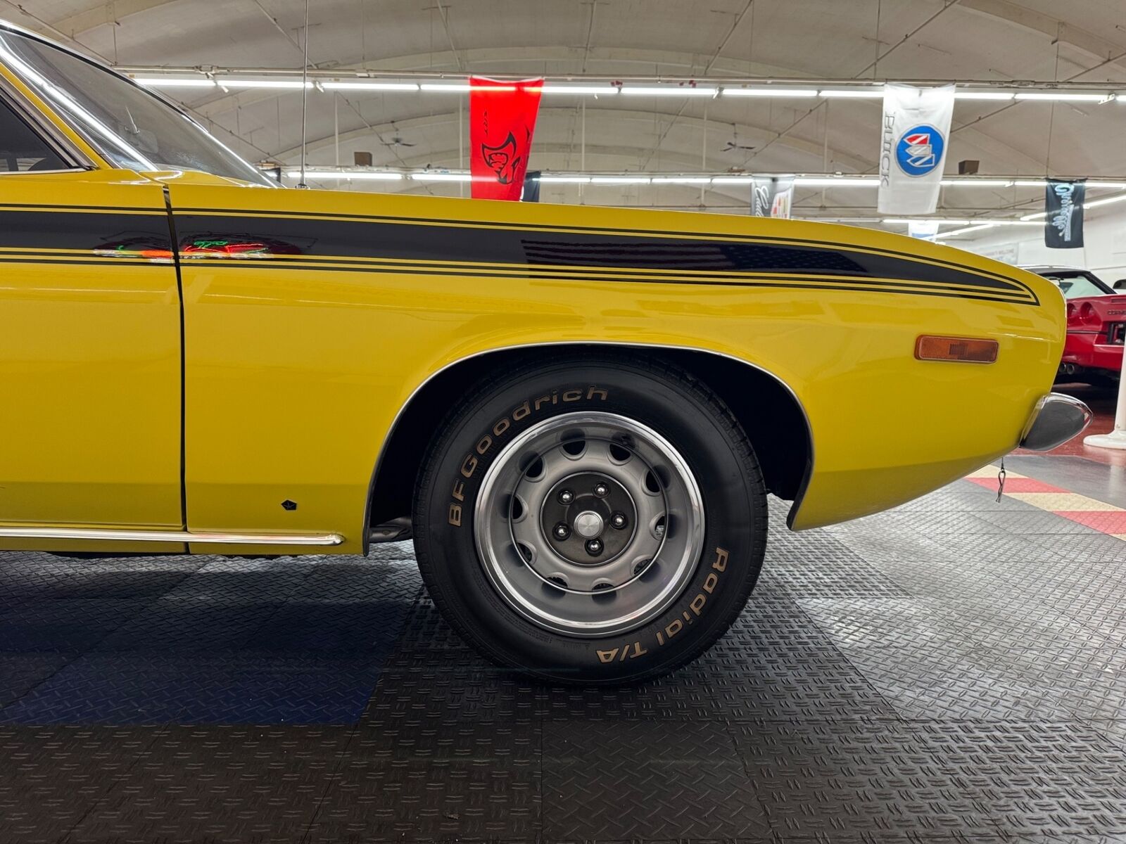 Plymouth-Cuda-1973-Yellow-Black-159938-25