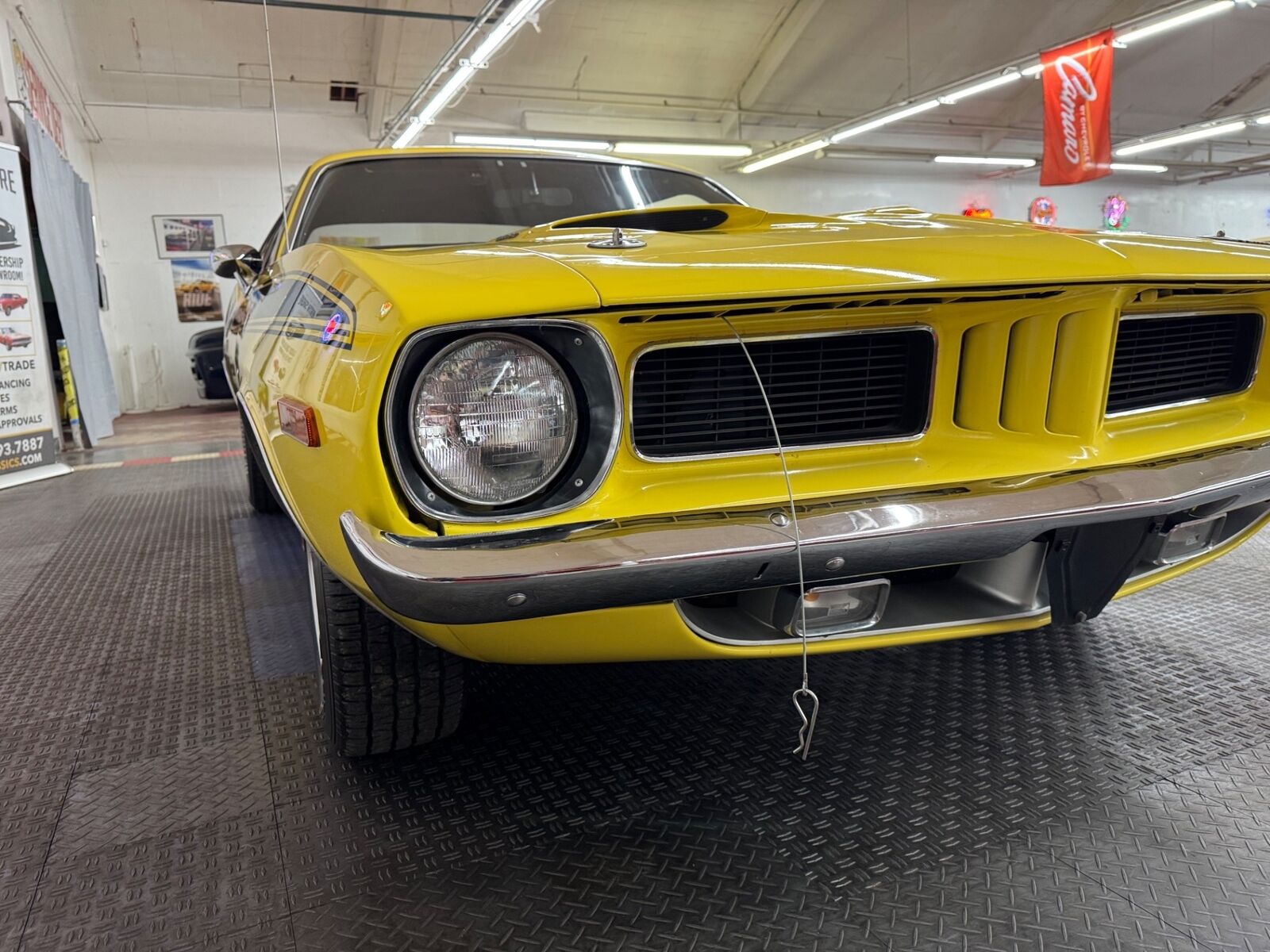 Plymouth-Cuda-1973-Yellow-Black-159938-7