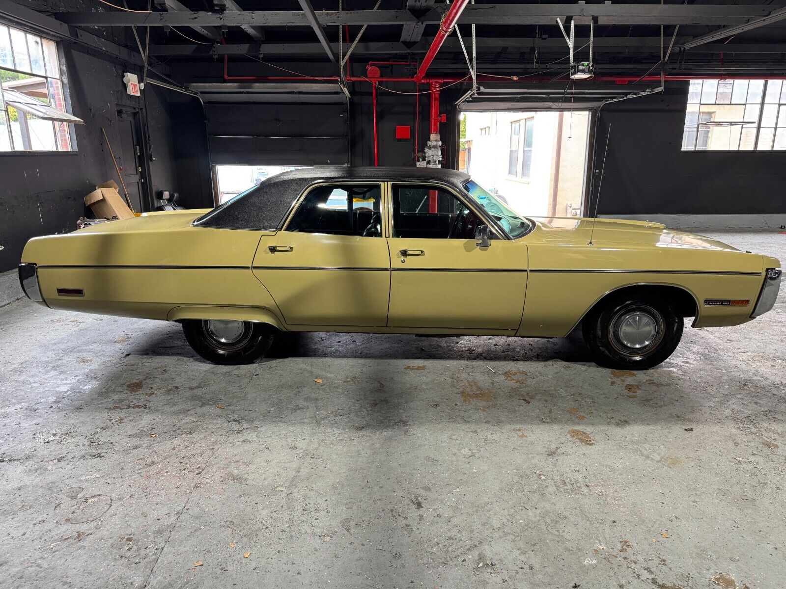 Plymouth-Fury-Berline-1972-Cream-Black-67592-10