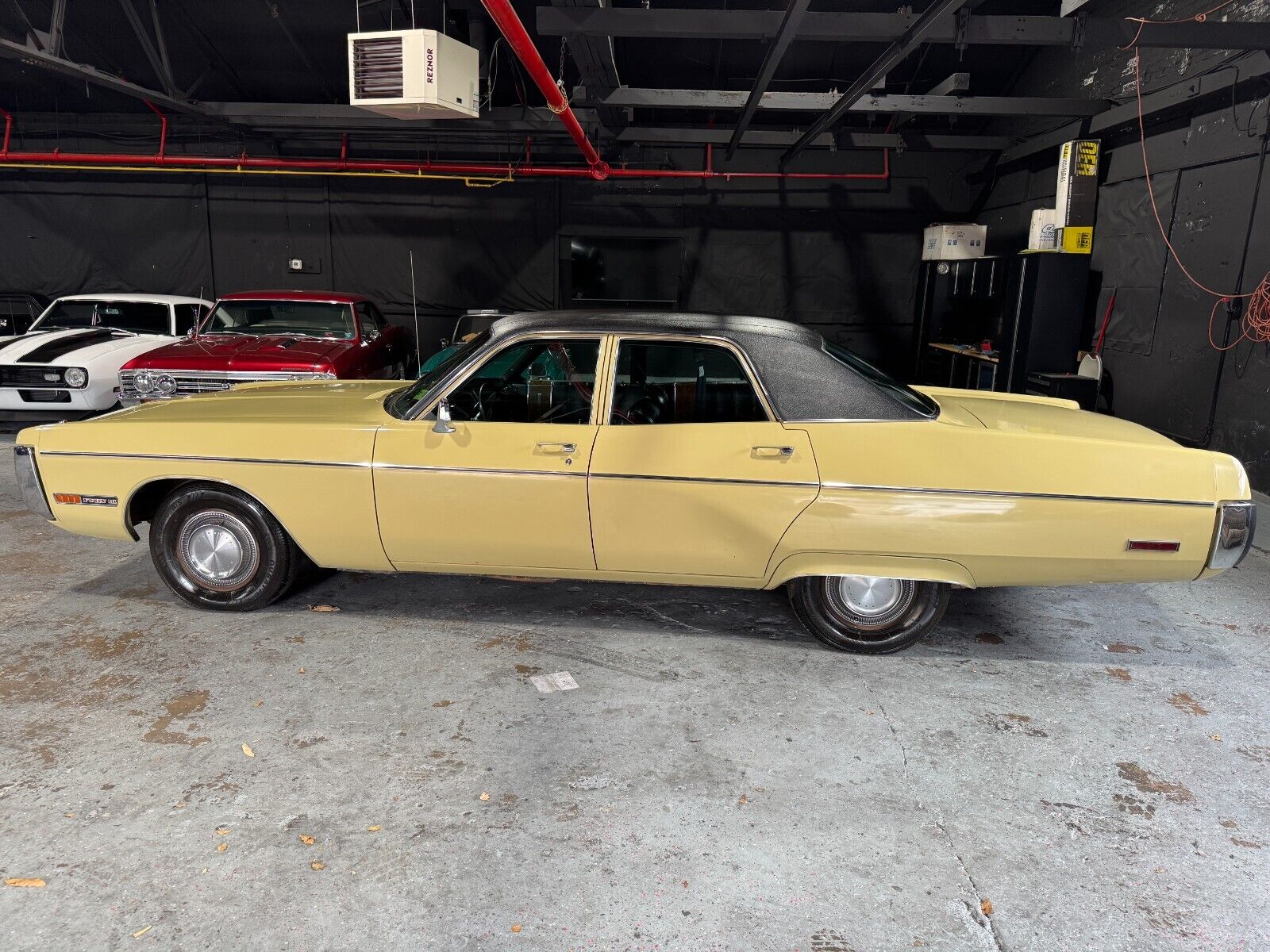 Plymouth-Fury-Berline-1972-Cream-Black-67592-4