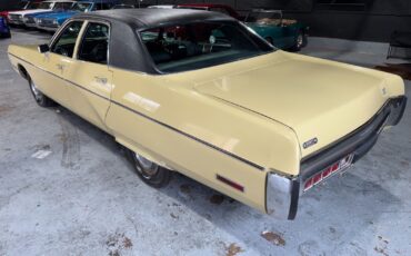 Plymouth-Fury-Berline-1972-Cream-Black-67592-6