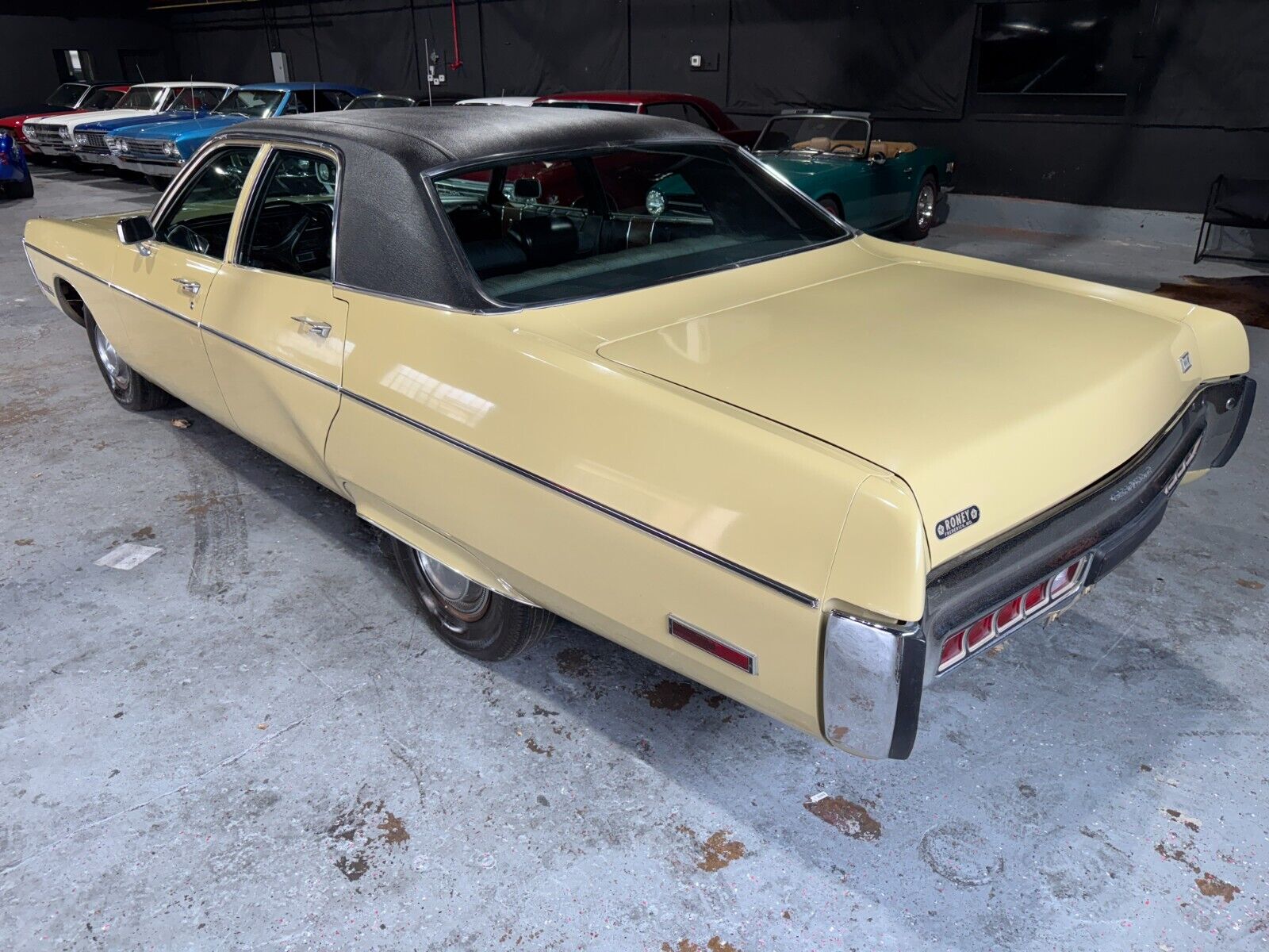 Plymouth-Fury-Berline-1972-Cream-Black-67592-6