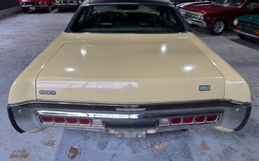 Plymouth-Fury-Berline-1972-Cream-Black-67592-7