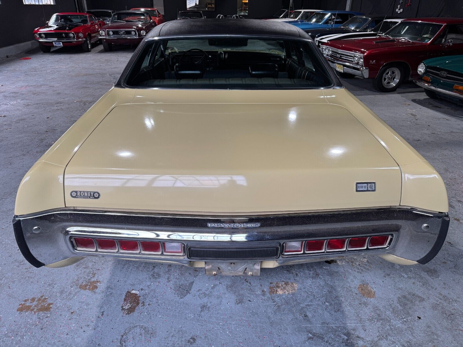 Plymouth-Fury-Berline-1972-Cream-Black-67592-7