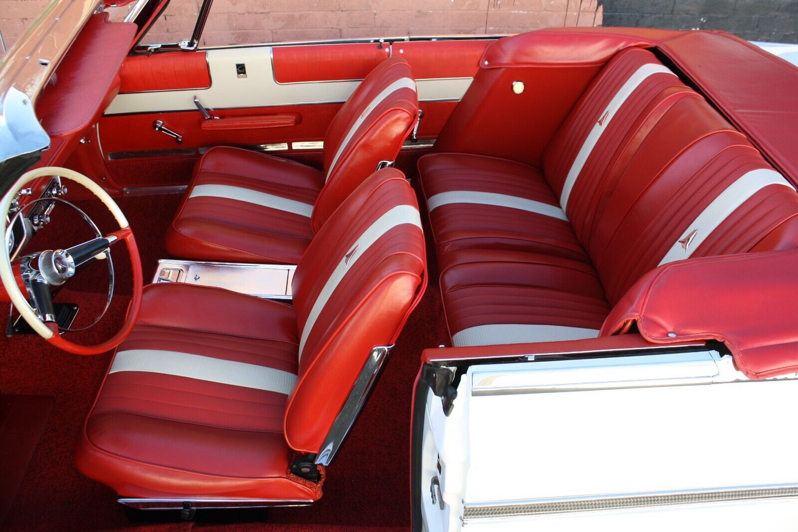 Plymouth-Fury-Cabriolet-1963-White-Red-272-25