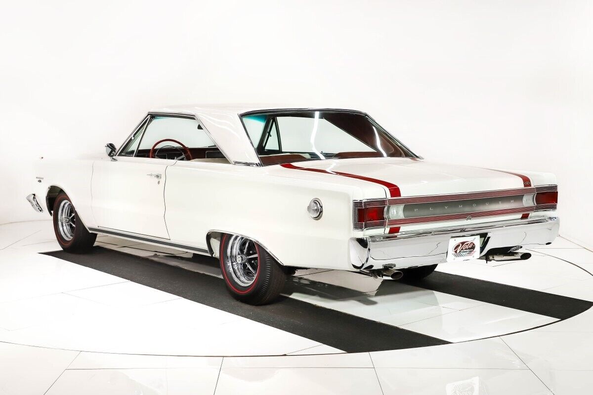 Plymouth-GTX-1967-White-Red-0-5