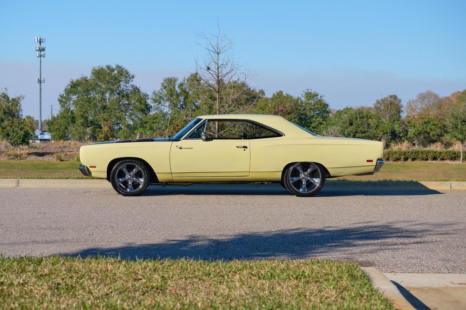 Plymouth-Road-Runner-1969-Yellow-Black-84066-1