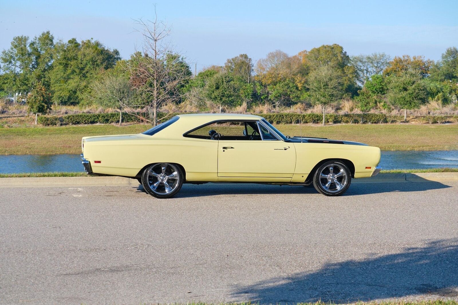 Plymouth-Road-Runner-1969-Yellow-Black-84066-6