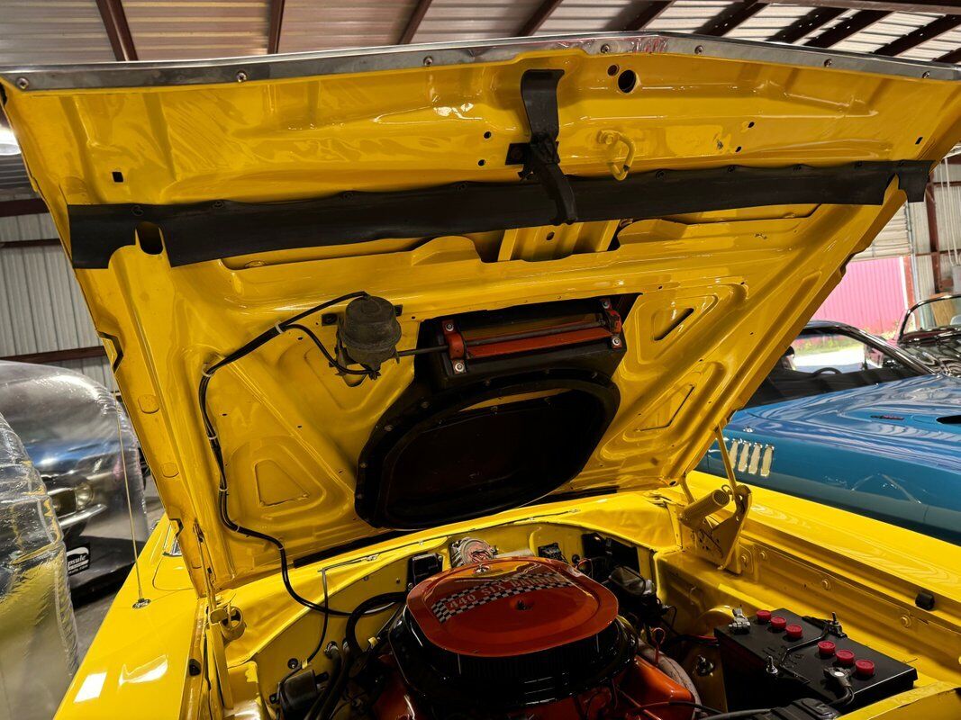 Plymouth-Road-Runner-1970-Yellow-Black-0-22