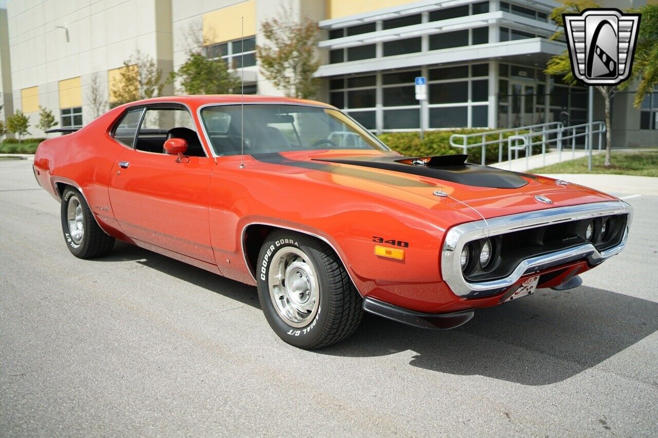 Plymouth-Road-Runner-1972-Red-Black-76128-9