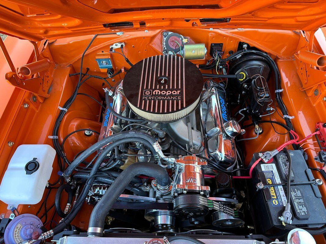 Plymouth-Road-Runner-Coupe-1970-Orange-White-0-7