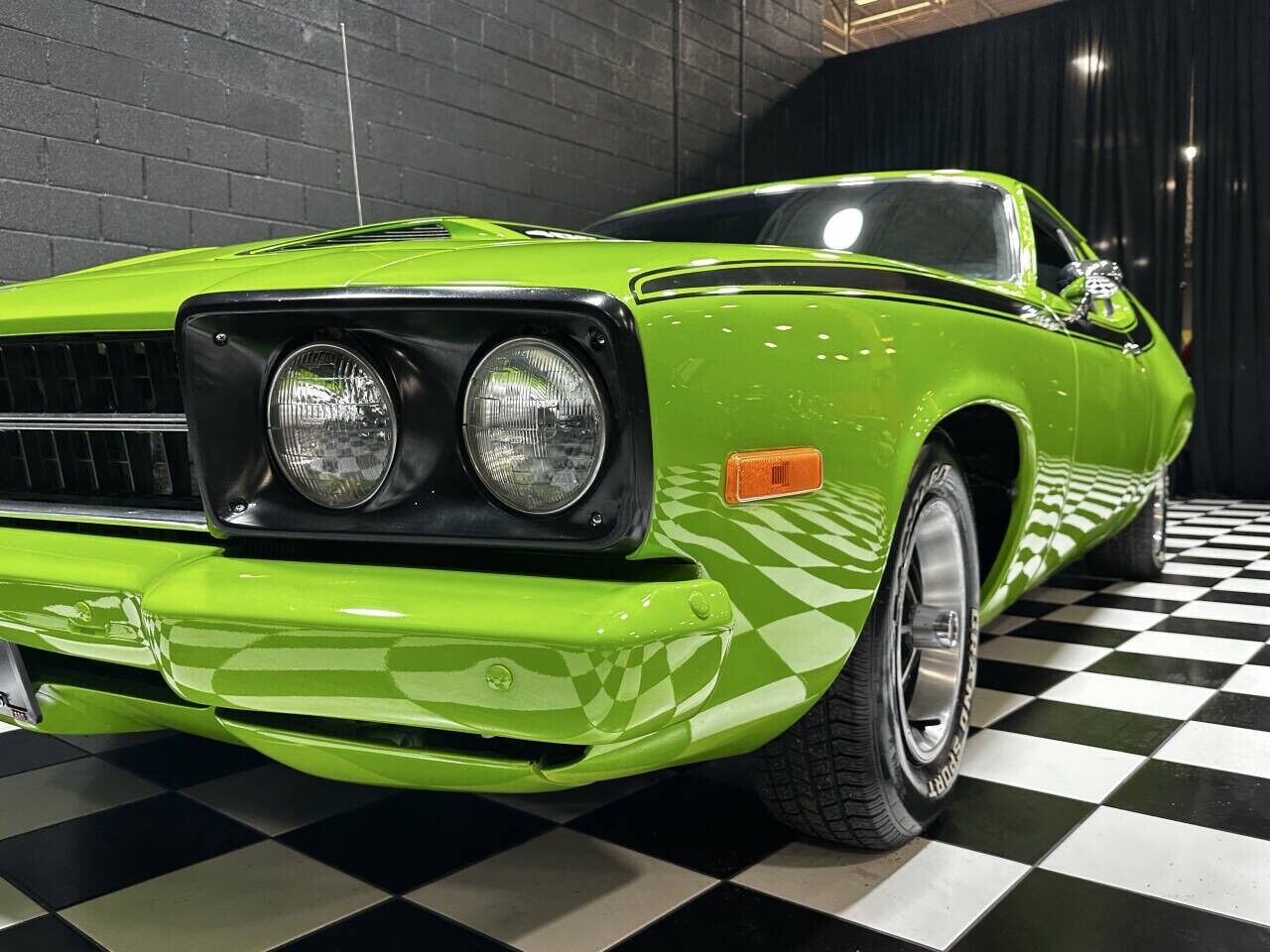 Plymouth-Road-Runner-Coupe-1973-Green-Black-0-30