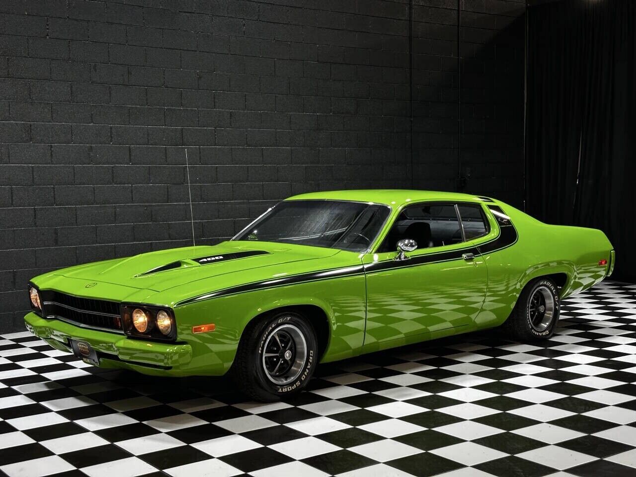 Plymouth-Road-Runner-Coupe-1973-Green-Black-0-35