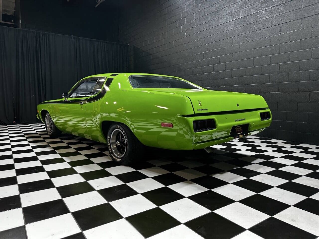 Plymouth-Road-Runner-Coupe-1973-Green-Black-0-37