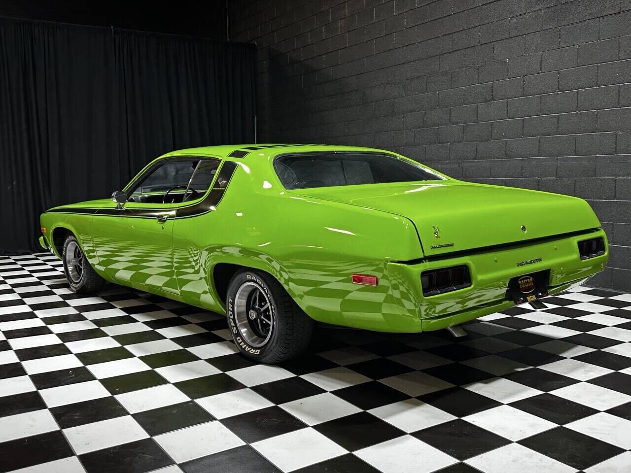 Plymouth-Road-Runner-Coupe-1973-Green-Black-0-39