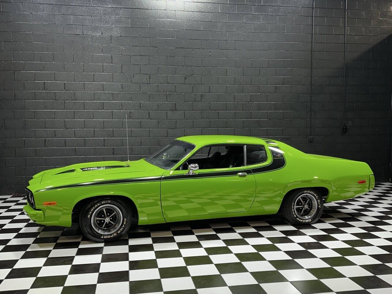 Plymouth-Road-Runner-Coupe-1973-Green-Black-0-4