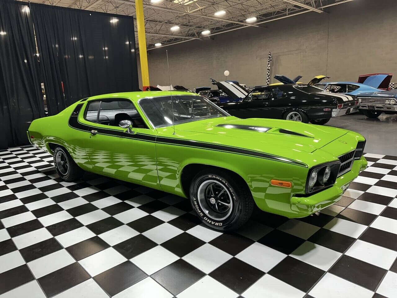 Plymouth-Road-Runner-Coupe-1973-Green-Black-0-8