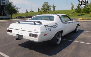 Plymouth-Road-Runner-Coupe-1973-White-Black-156211-5