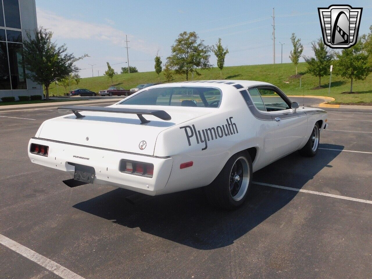 Plymouth-Road-Runner-Coupe-1973-White-Black-156211-5