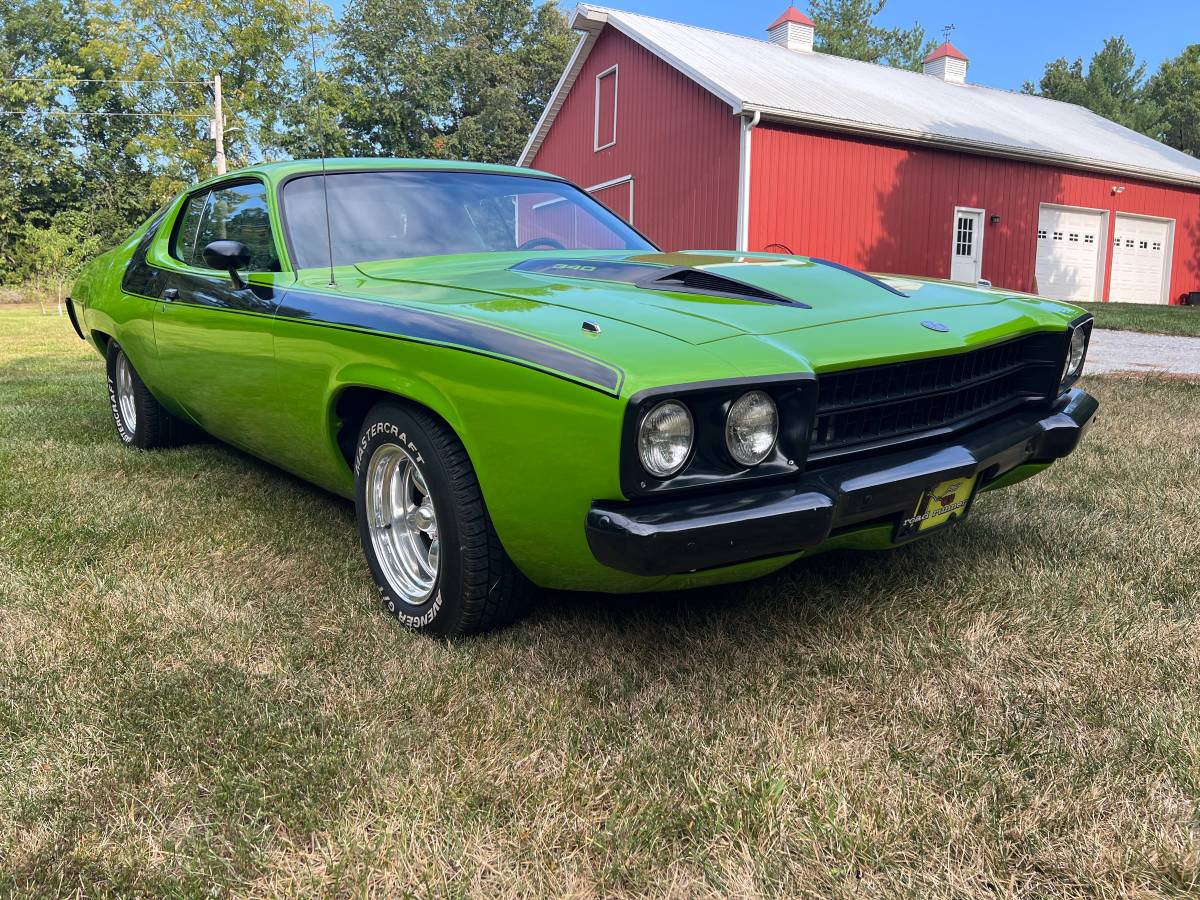 Plymouth-Roadrunner-1974-green-160932-10