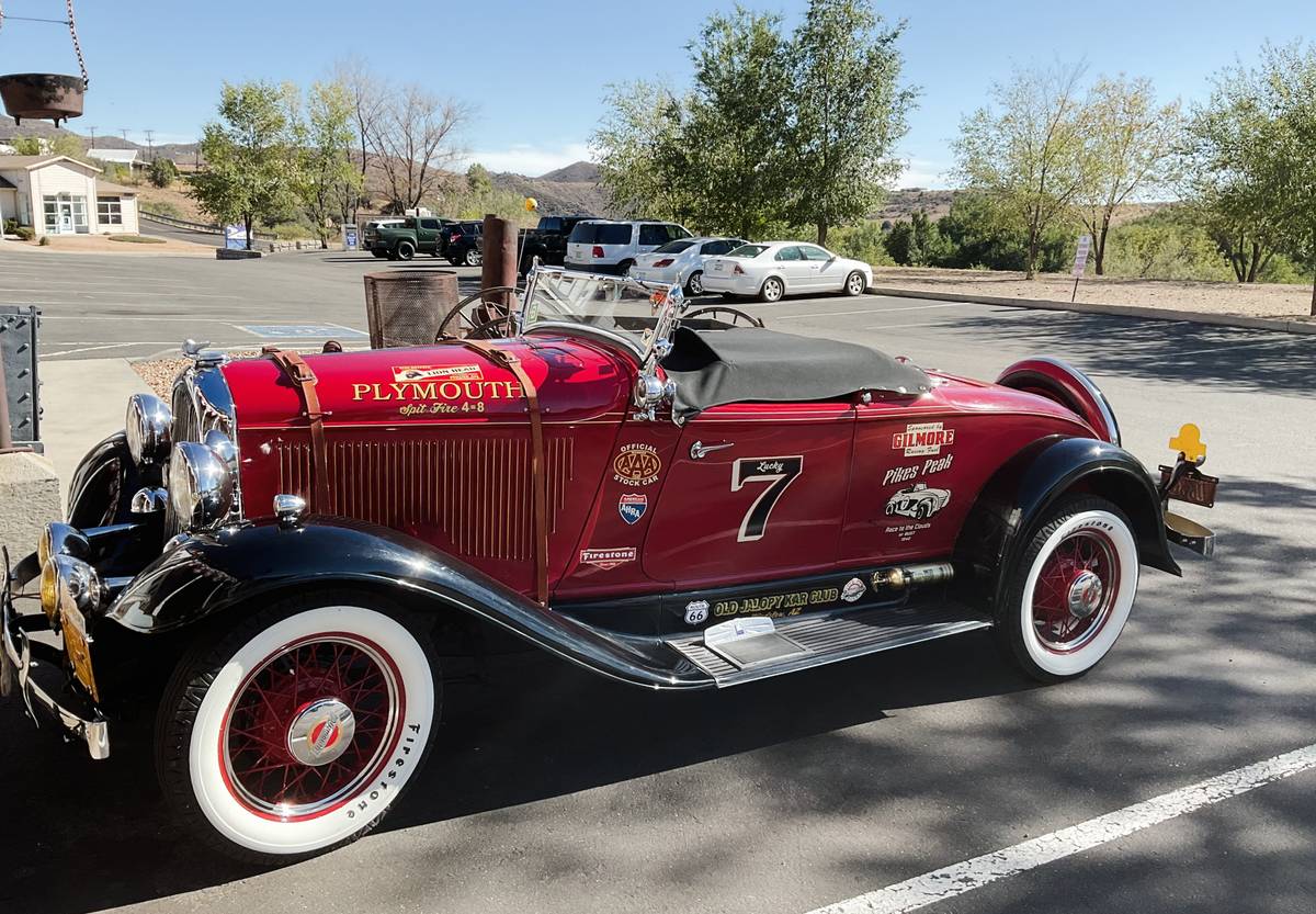 Plymouth-Roadster-1932-red-88514-1