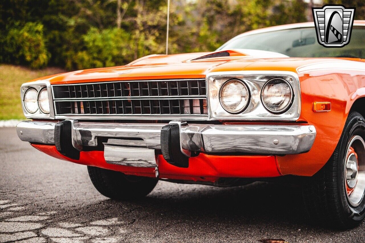 Plymouth-Satellite-1973-Orange-Cream-28542-11