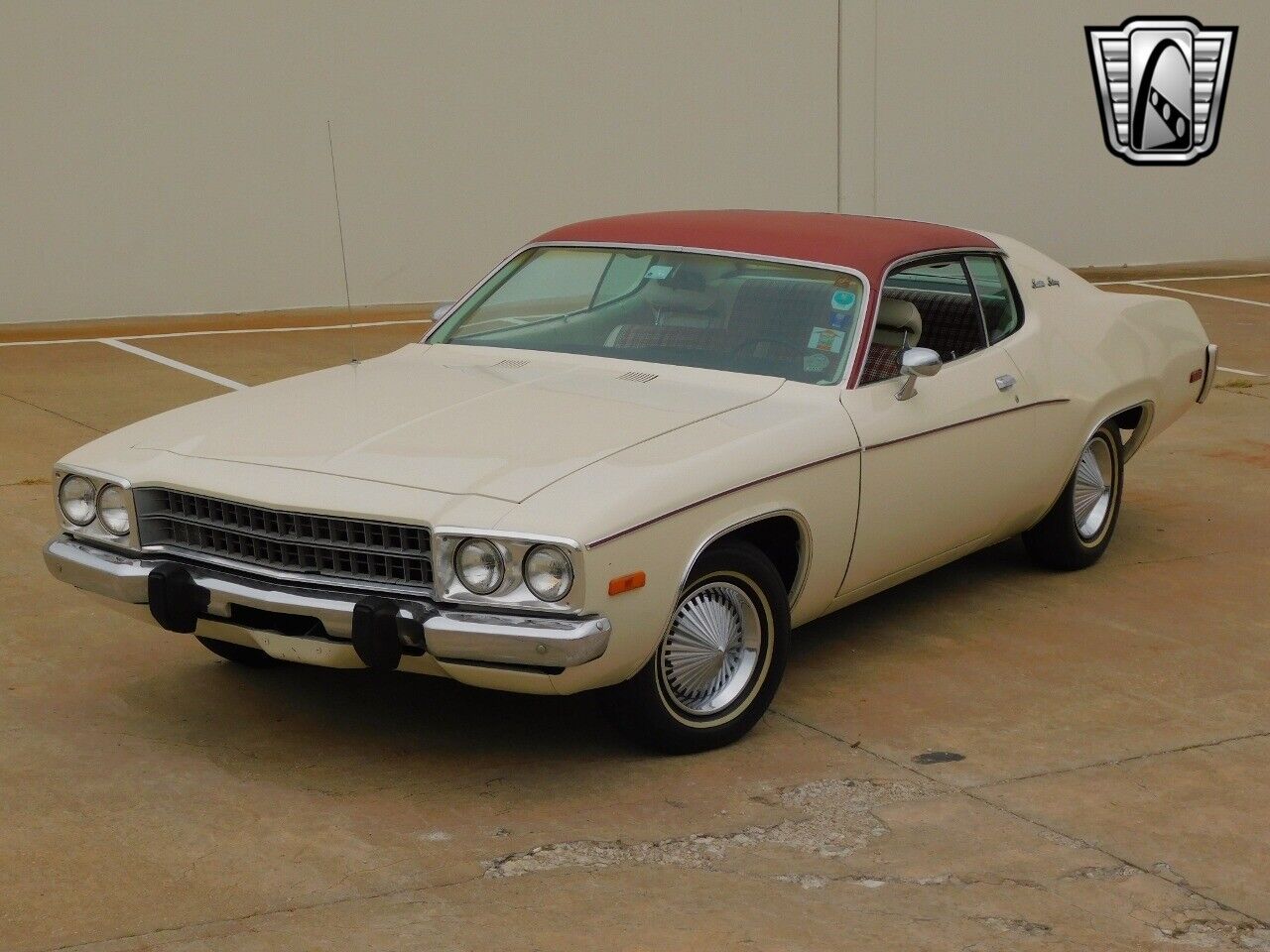 Plymouth-Satellite-1973-White-White-41547-2