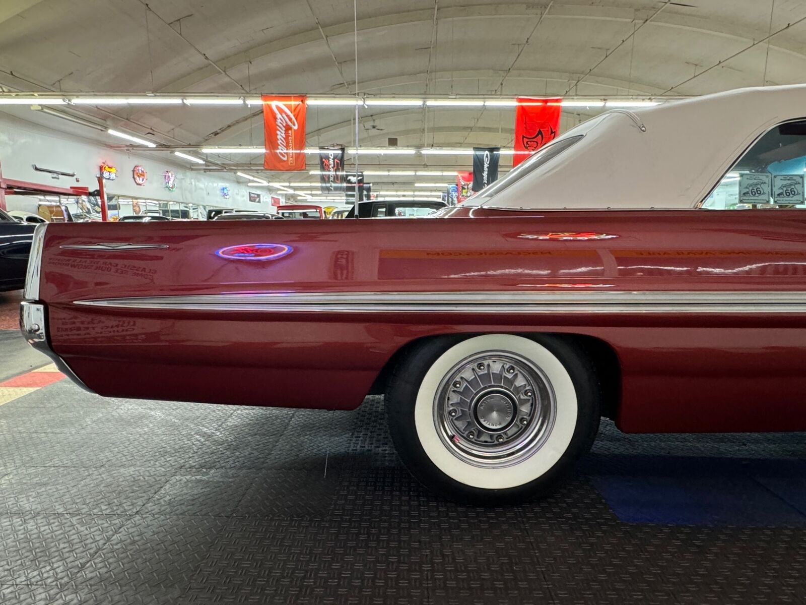 Pontiac-Bonneville-1961-Burgundy-Burgundy-16821-26