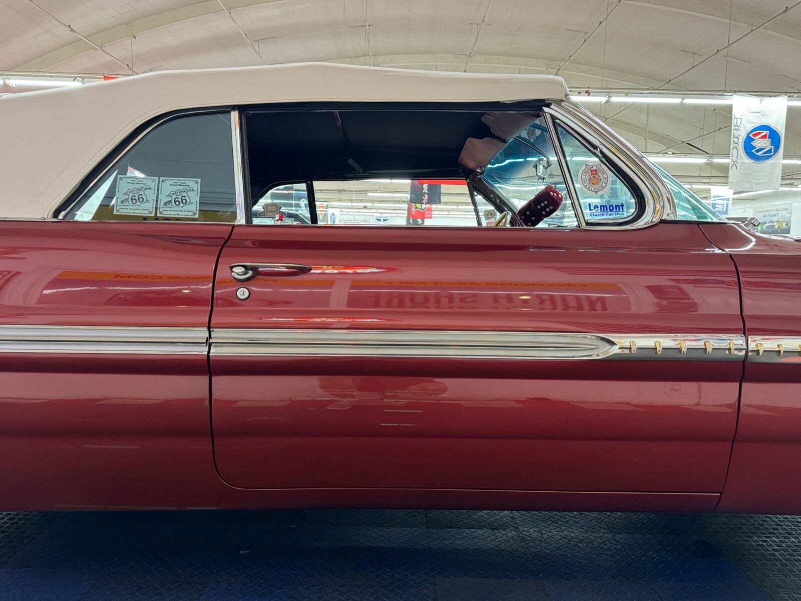 Pontiac-Bonneville-1961-Burgundy-Burgundy-16821-27