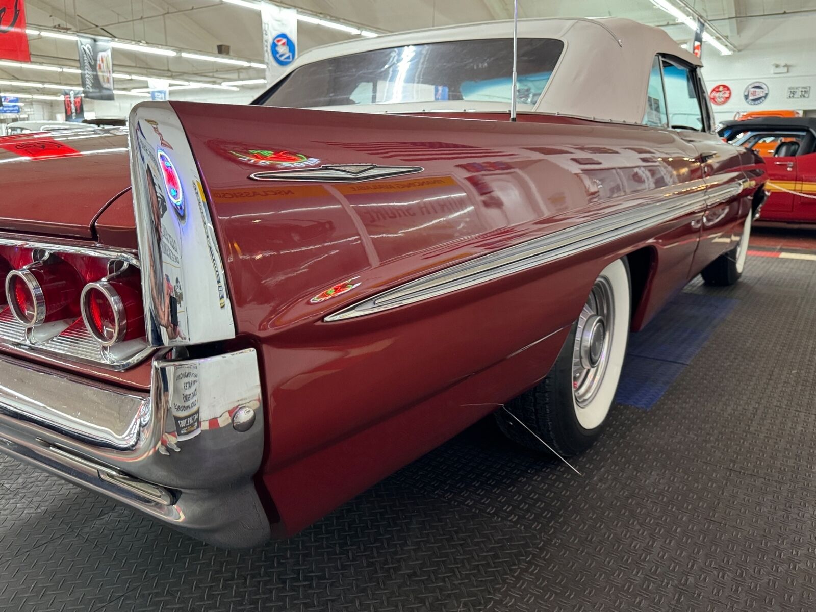 Pontiac-Bonneville-1961-Burgundy-Burgundy-16821-29