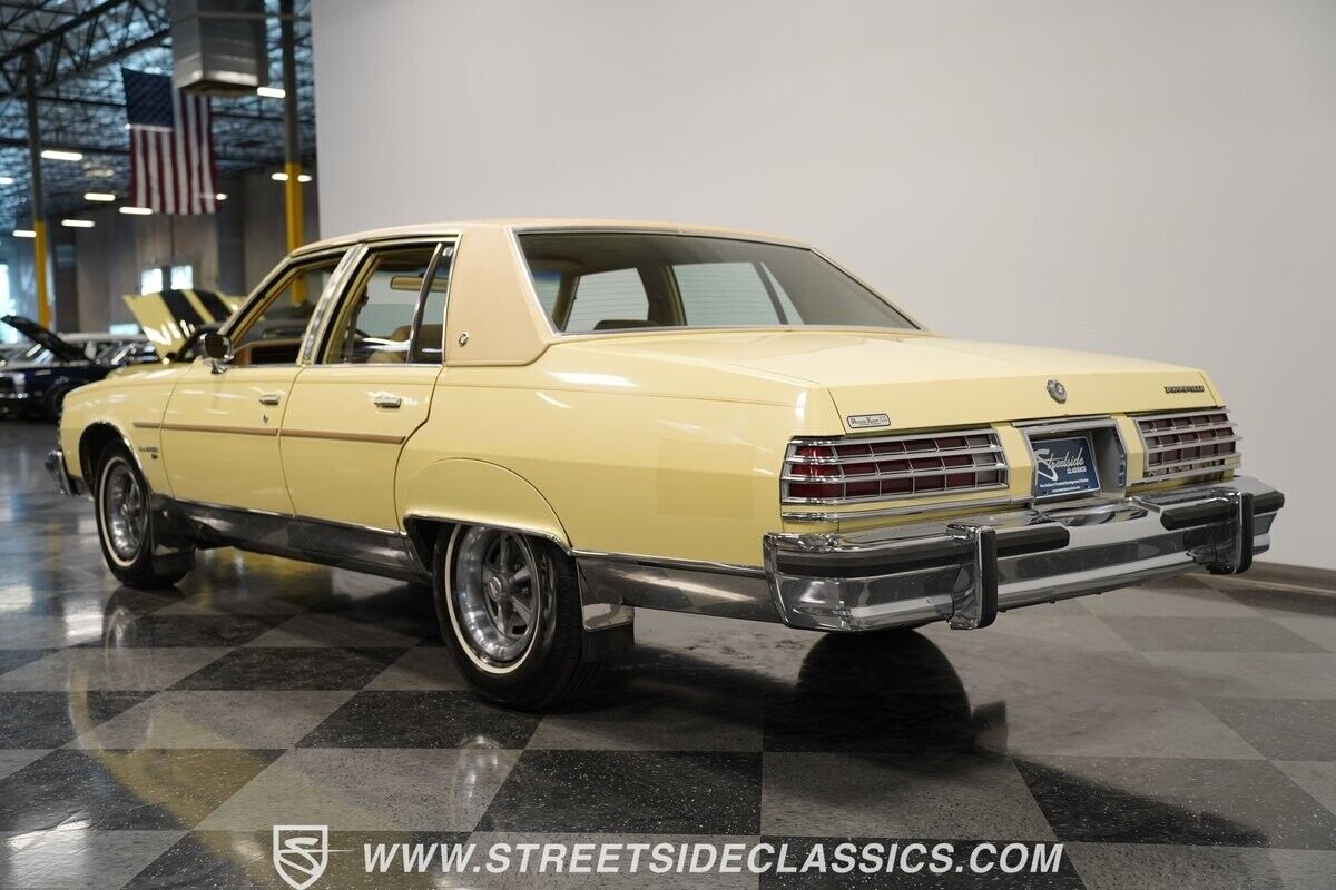 Pontiac-Bonneville-Berline-1977-Yellow-Tan-58049-8