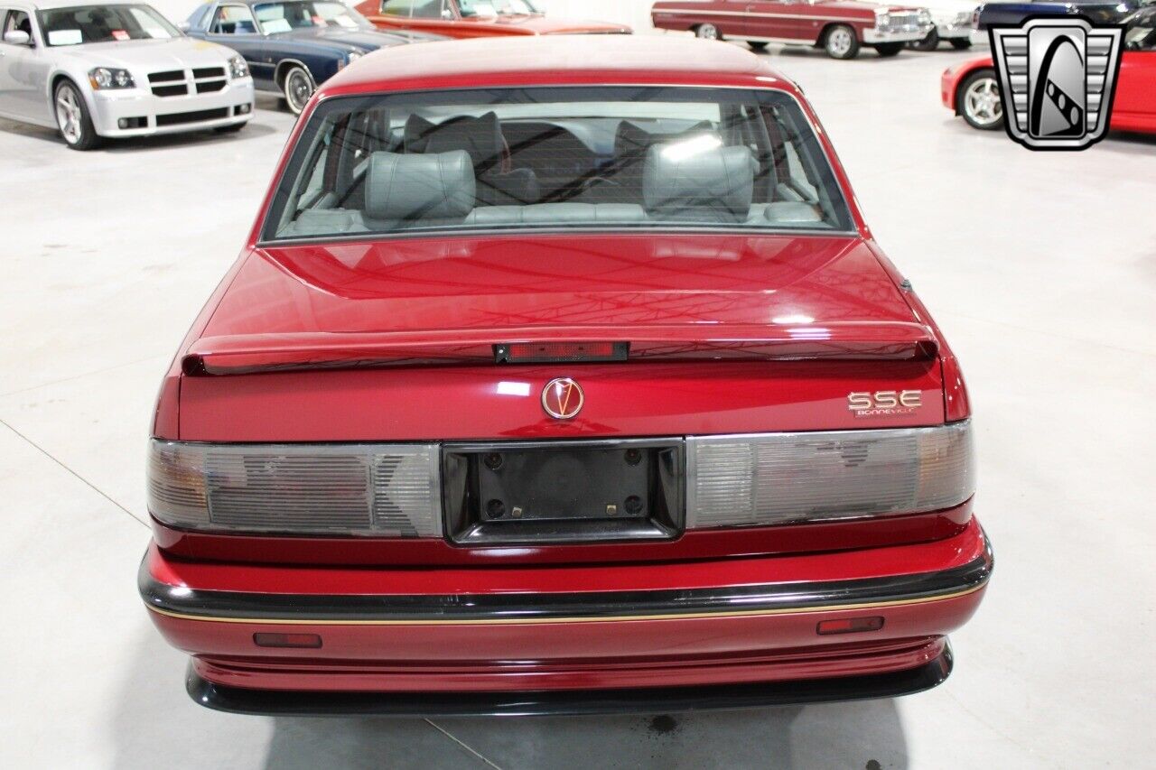 Pontiac-Bonneville-Berline-1988-Red-Gray-23670-5