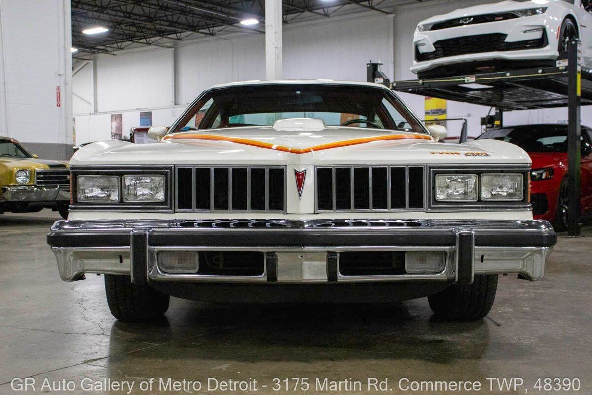 Pontiac-Can-Am-1977-White-Red-114437-11