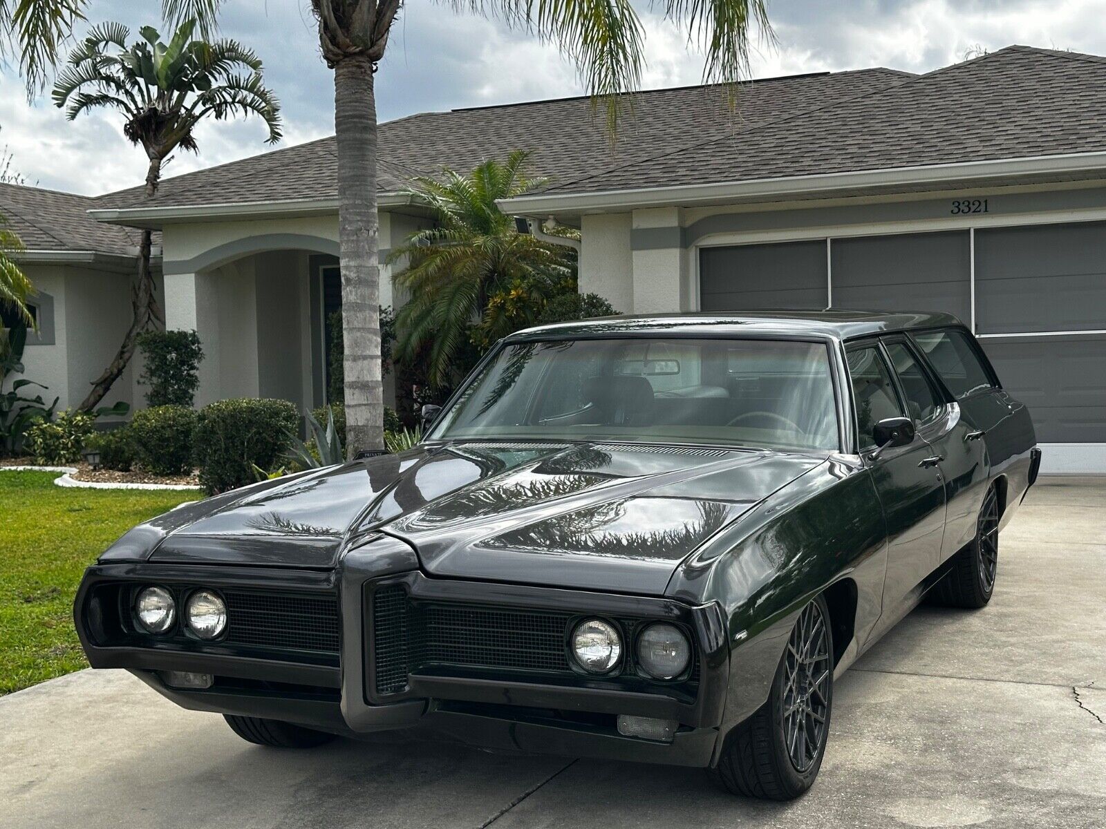 Pontiac-Catalina-Break-1969-Green-and-Gray-silver-green-and-beige-0-1