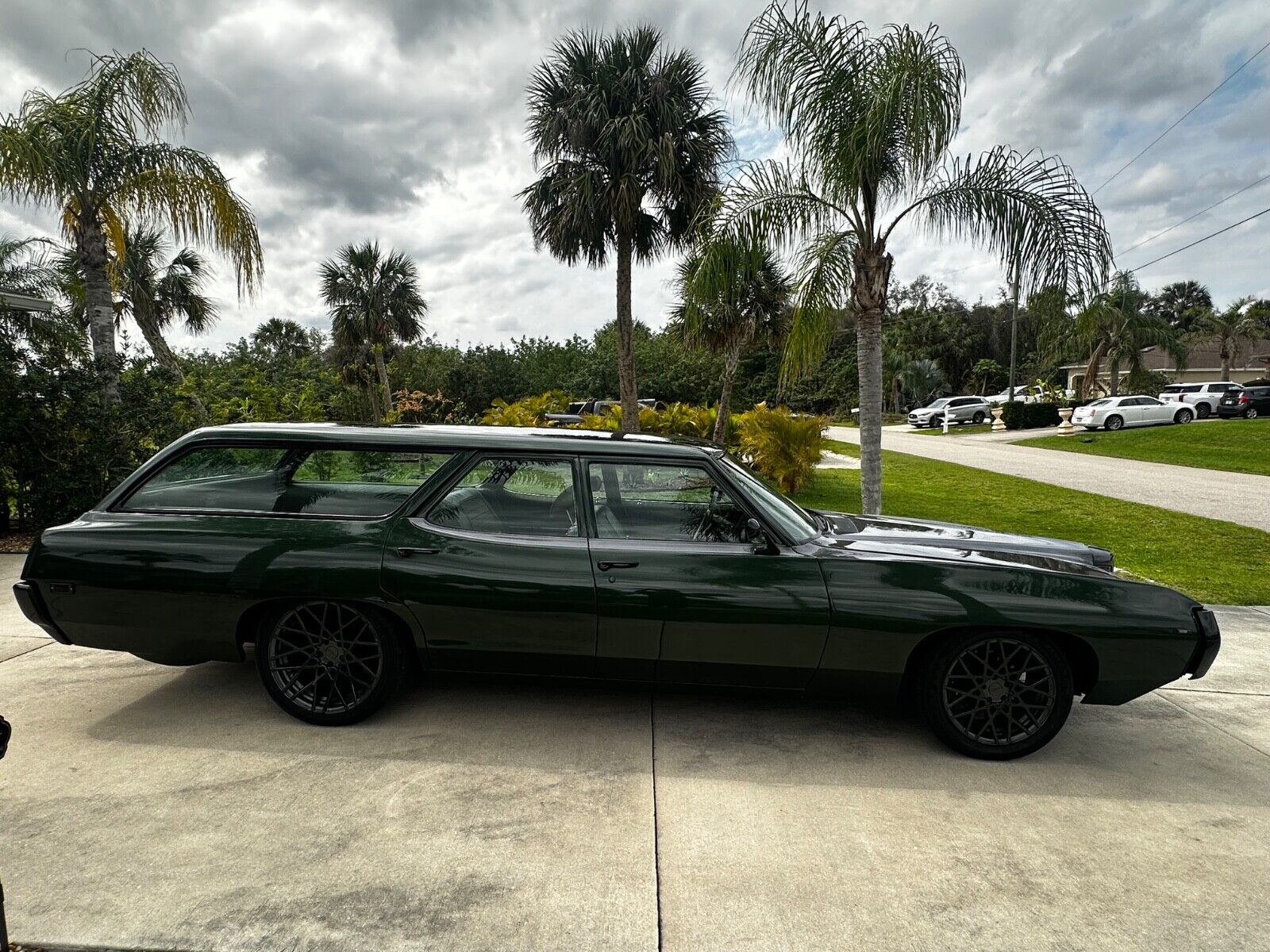 Pontiac-Catalina-Break-1969-Green-and-Gray-silver-green-and-beige-0-16