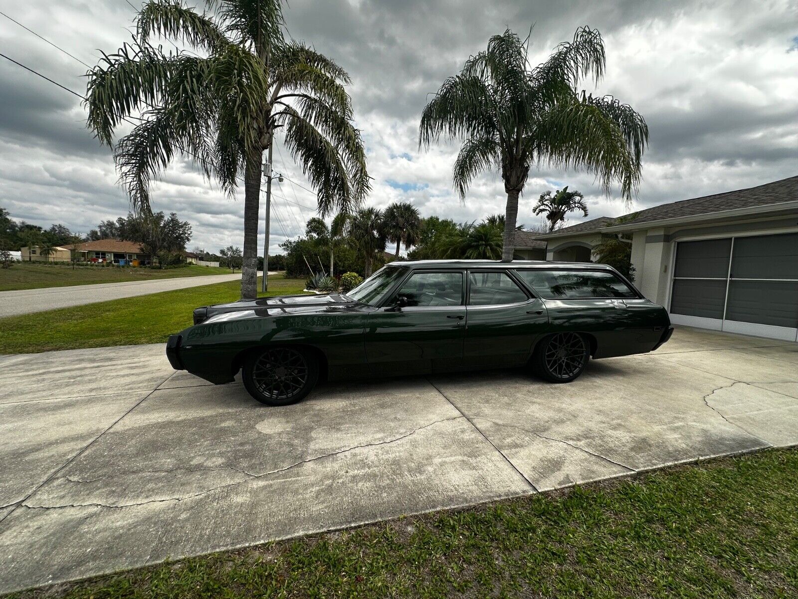 Pontiac-Catalina-Break-1969-Green-and-Gray-silver-green-and-beige-0-17