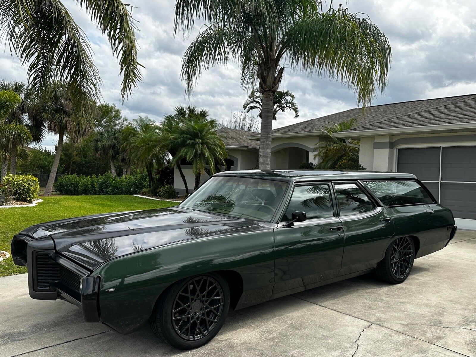 Pontiac-Catalina-Break-1969-Green-and-Gray-silver-green-and-beige-0-2