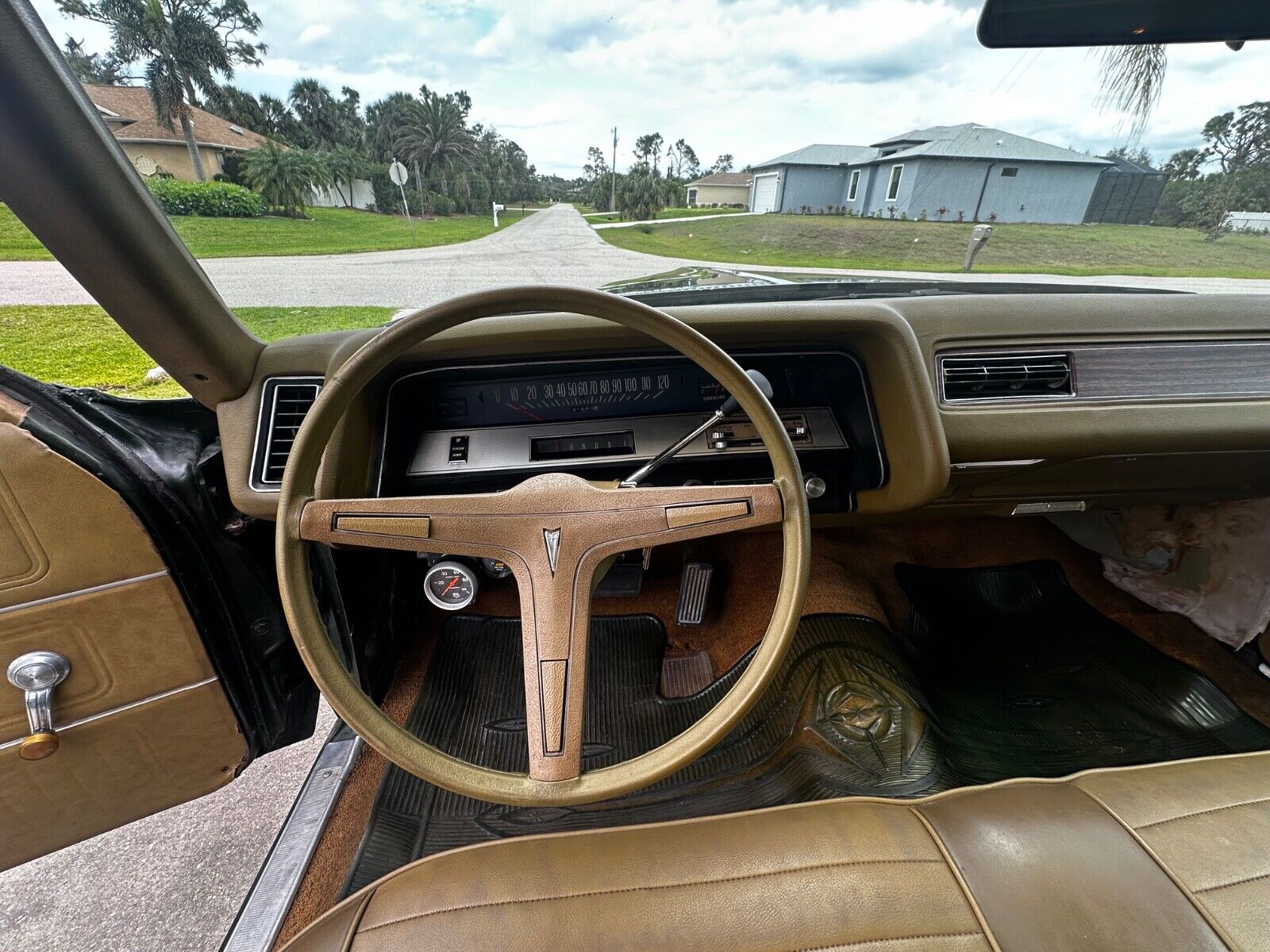 Pontiac-Catalina-Break-1969-Green-and-Gray-silver-green-and-beige-0-28