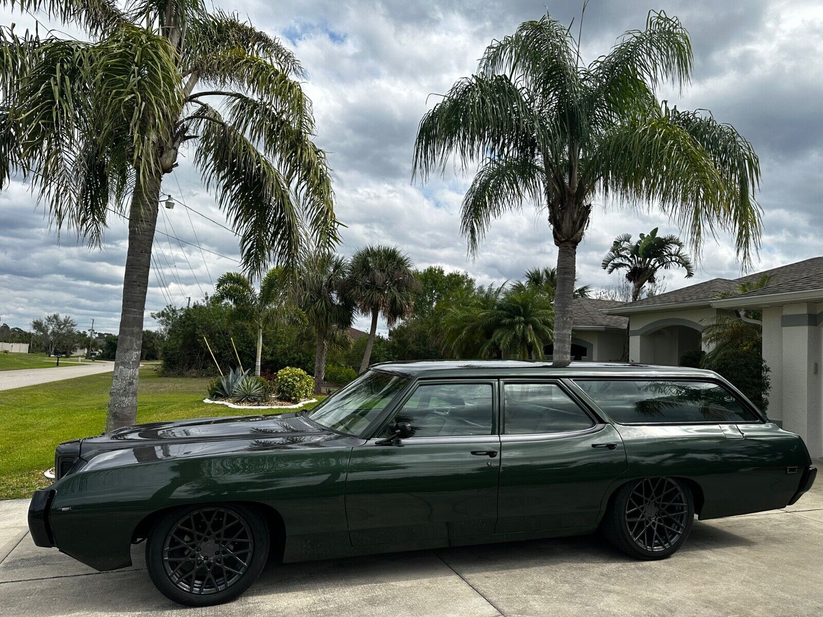 Pontiac-Catalina-Break-1969-Green-and-Gray-silver-green-and-beige-0-3