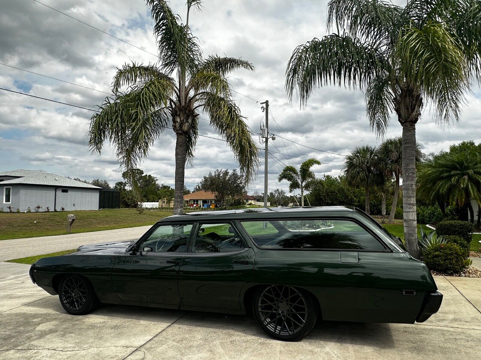 Pontiac-Catalina-Break-1969-Green-and-Gray-silver-green-and-beige-0-4