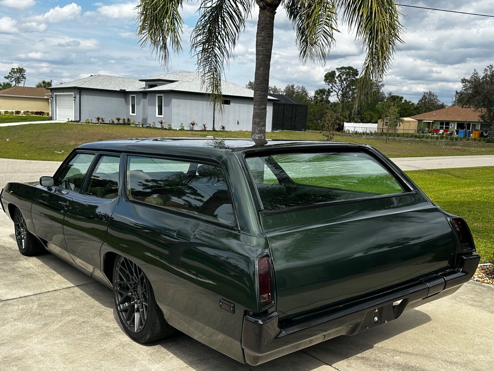 Pontiac-Catalina-Break-1969-Green-and-Gray-silver-green-and-beige-0-5