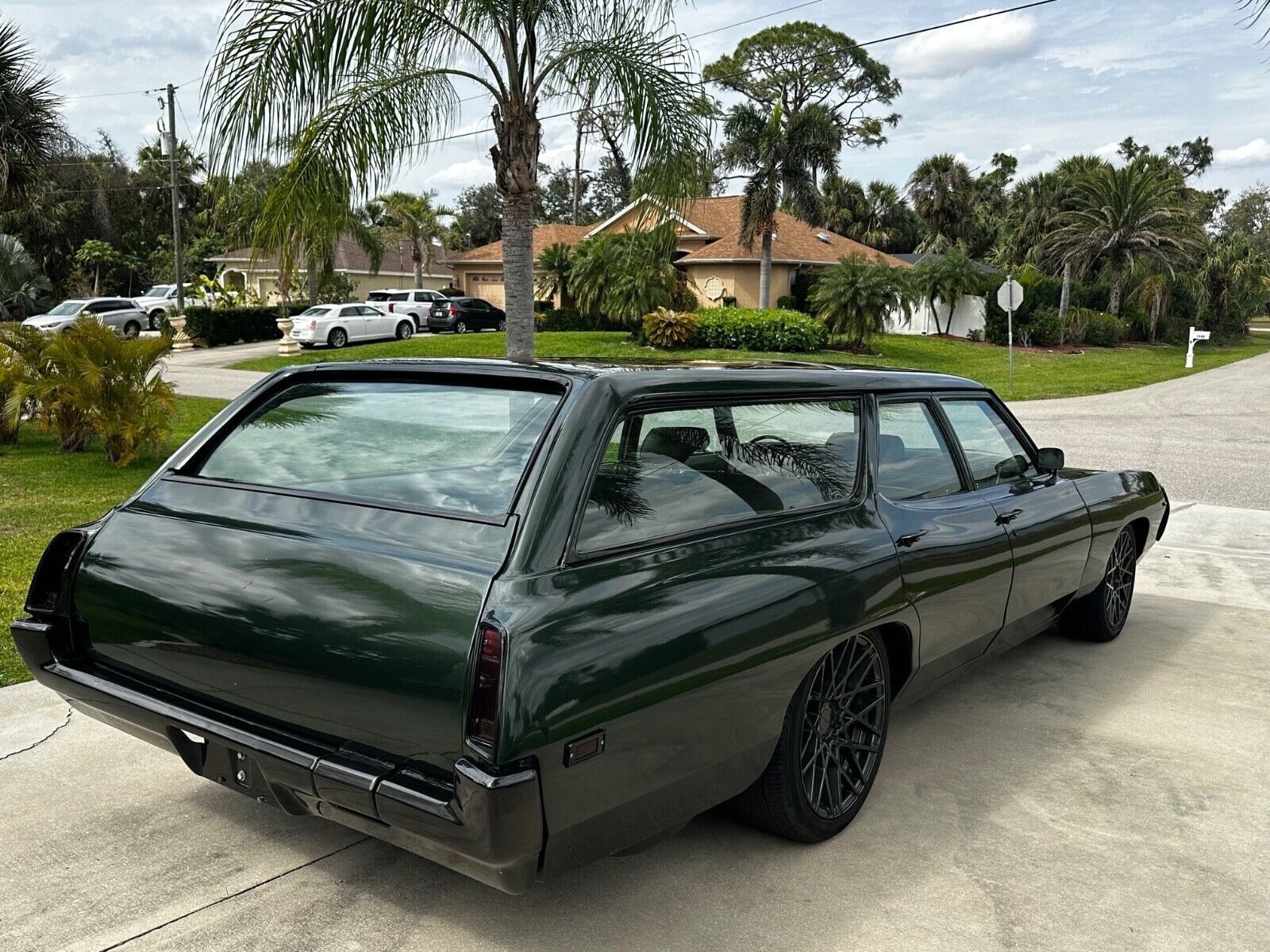 Pontiac-Catalina-Break-1969-Green-and-Gray-silver-green-and-beige-0-6