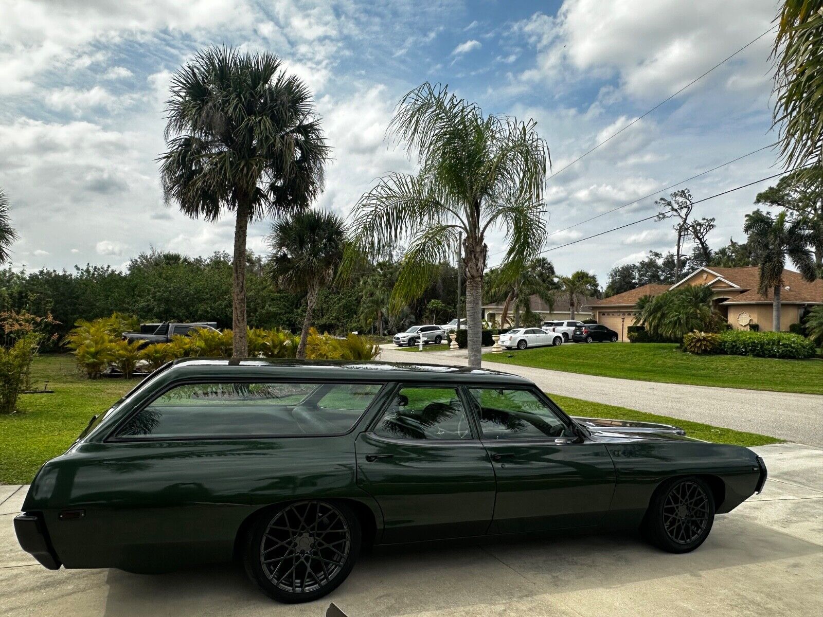 Pontiac-Catalina-Break-1969-Green-and-Gray-silver-green-and-beige-0-7