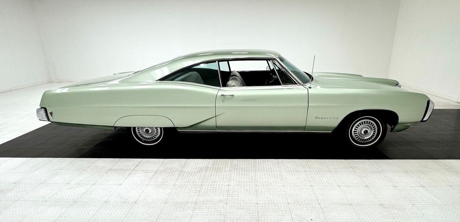 Pontiac-Executive-1968-Green-White-25104-5