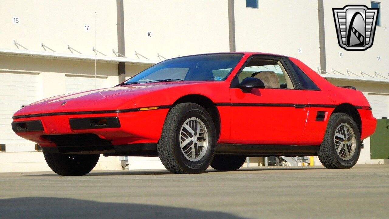 Pontiac-Fiero-1984-Red-Gray-142261-3